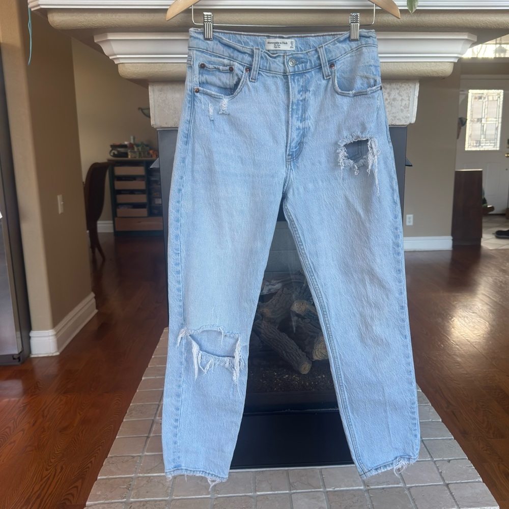A&F The Mom High Rise Light Wash SIze 27/4